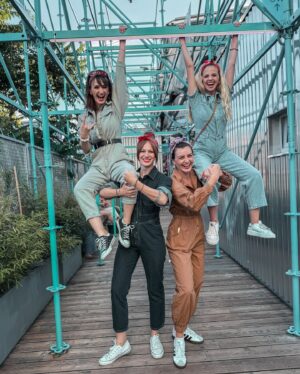 Kateřina Koubová Instagram - “We can do it”💪🏻
Betyčka slaví a my máme další tematickou oslavu ♥️

A zdravíme naší @terezave_ 🩵

#bety #narozeniny #oslava #wecandoit #girls #friends #party #hammer