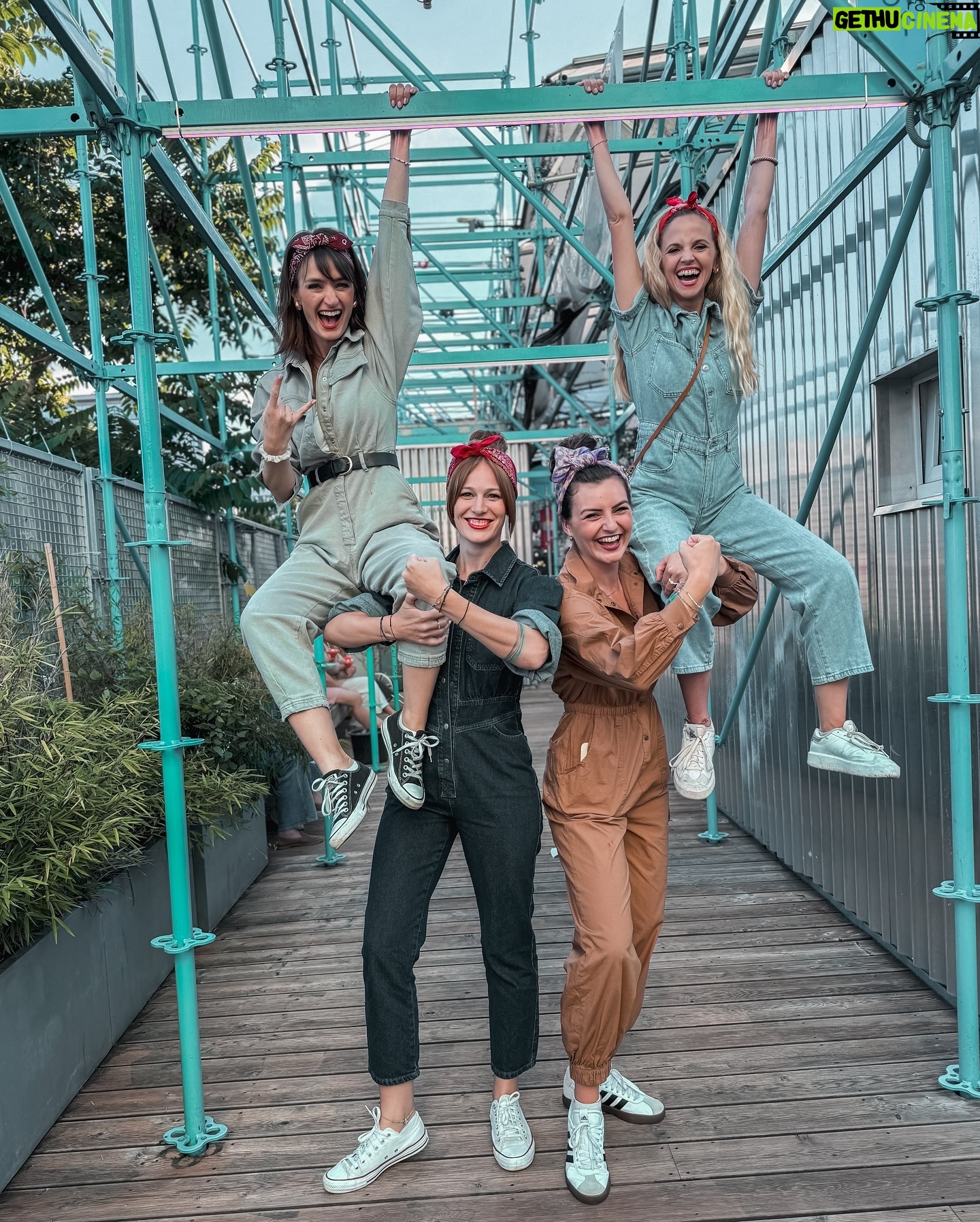 Kateřina Koubová - 1K Likes - “We can do it”💪🏻
Betyčka slaví a my máme další tematickou oslavu ♥️
A zdravíme naší @terezave_ 🩵
#bety #narozeniny #oslava #wecandoit #girls #friends #party #hammer