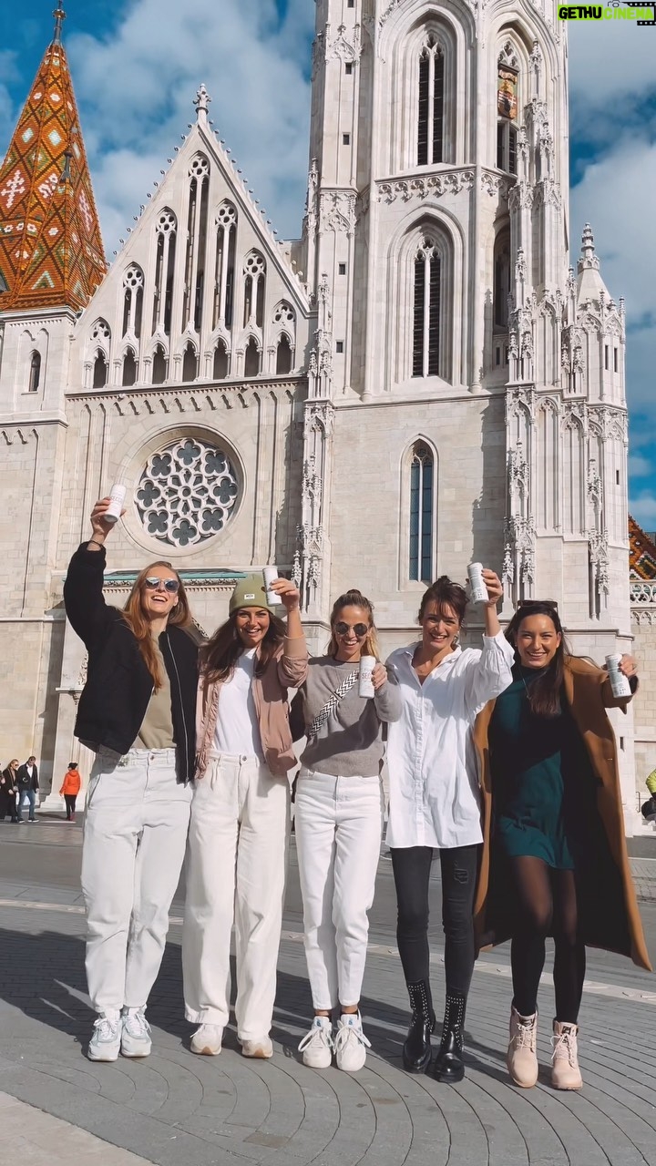 Kateřina Koubová - 1.2K Likes - Pohrocený rychlý nožky v Budapešti👣
@kata_koubova @adelionka @terezave_ @kaminek
Za kameru děkujeme @monika.kuklikova
#budapest #friendship #party #girls #trip