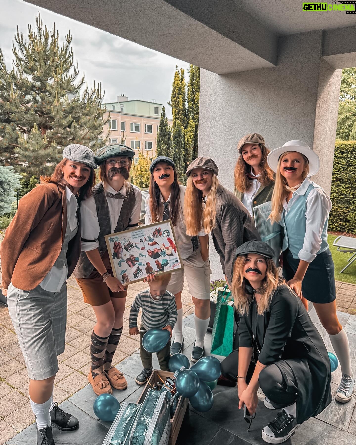 Kateřina Koubová - 733 Likes - D-Ě-K-U-J-U 🤎 M-I-L-U-J-U
O rok starší a moji gentlemani zůstávají 🫶🏻
Skvělá oslava, jsem ráda, že se máme!
#miluju #mojeholky #nebojkluci #gentelman #style #birthday #32 #party #time #drink #cake #love #friendship #peakyblinders #bylonaspet