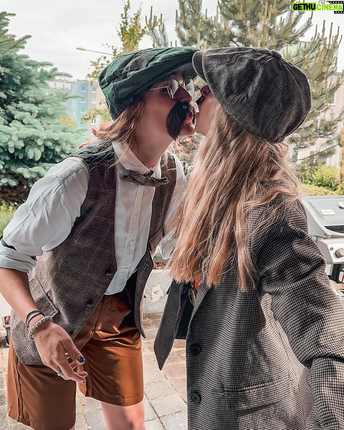Kateřina Koubová - 733 Likes - D-Ě-K-U-J-U 🤎 M-I-L-U-J-U
O rok starší a moji gentlemani zůstávají 🫶🏻
Skvělá oslava, jsem ráda, že se máme!
#miluju #mojeholky #nebojkluci #gentelman #style #birthday #32 #party #time #drink #cake #love #friendship #peakyblinders #bylonaspet
