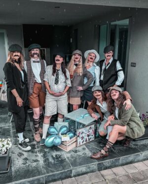 Kateřina Koubová Instagram - D-Ě-K-U-J-U 🤎 M-I-L-U-J-U
O rok starší a moji gentlemani zůstávají 🫶🏻 
Skvělá oslava, jsem ráda, že se máme!
#miluju #mojeholky #nebojkluci #gentelman #style #birthday #32 #party #time #drink #cake #love #friendship #peakyblinders #bylonaspet