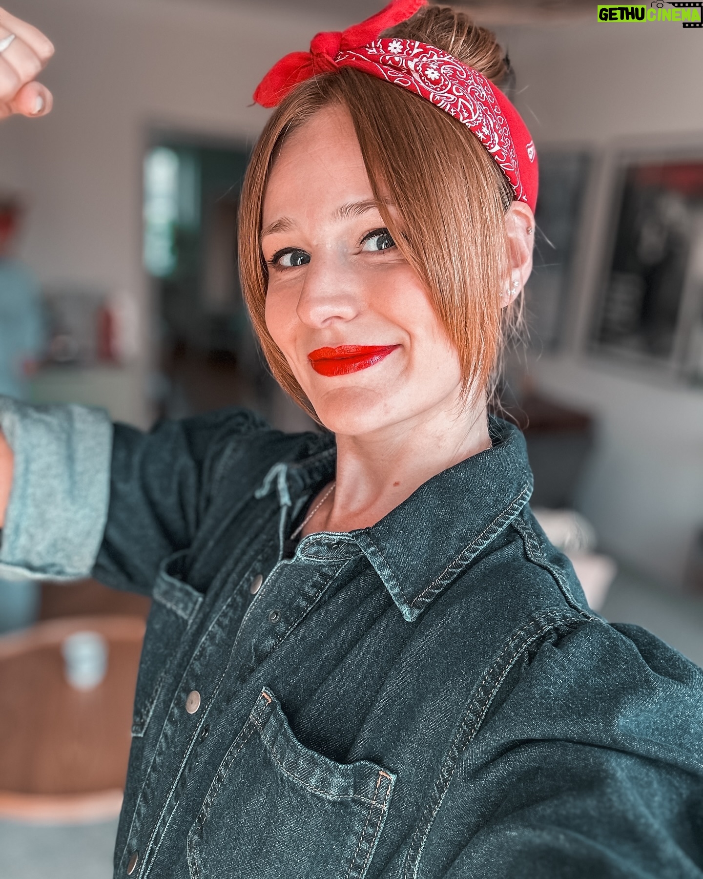 Kateřina Koubová - 1K Likes - “We can do it”💪🏻
Betyčka slaví a my máme další tematickou oslavu ♥️
A zdravíme naší @terezave_ 🩵
#bety #narozeniny #oslava #wecandoit #girls #friends #party #hammer