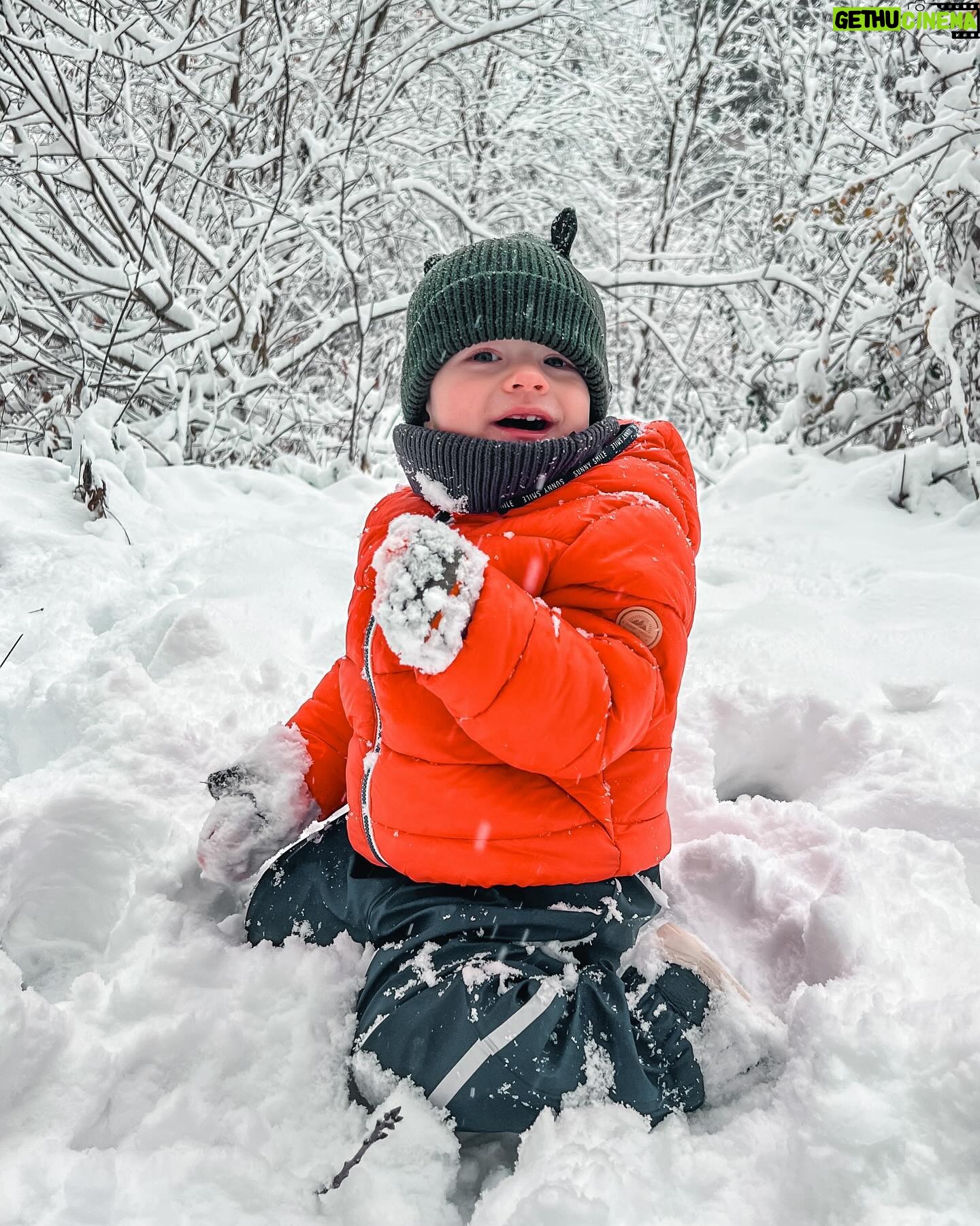 Kateřina Koubová - 599 Likes - Ach, to je pohádka ❄️ Radosti, rudé tváře, tři zuby venku, sníh je nejlepší k jídlu, boby jsou top, všichni unavený 🙏🏻 #miluju
#czech #prague #snow #firsttime #love #myboys #friends #dog #aussie #australianshepherd #max #charlie #winter