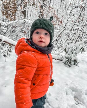 Kateřina Koubová Instagram - Ach, to je pohádka ❄️ Radosti, rudé tváře, tři zuby venku, sníh je nejlepší k jídlu, boby jsou top, všichni unavený 🙏🏻 #miluju
#czech #prague #snow #firsttime #love #myboys #friends #dog #aussie #australianshepherd #max #charlie #winter