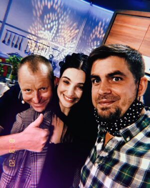 Kateřina Marie Fialová Instagram - 🙋🏻‍♀️Ajéjé herečka vaří v TESCOMA S CHUTÍ #tescomaschuti na @tvnovaofficial 🙋🏻‍♀️. Děkuju RADEK ŠUBRT #radekšubrtgastronomi🍰 za perfektní kuchařský vedení a typy. Následně dekuju rejžovi MATĚJ LIŠKA za odvahu a nervy, ze si mě do toho navrtal 🤟🏻👌🏻🙏🏻. Voním jako jablečný koláč 🥧 & mečoun s bramborem a zeleninou 🍅. MŇAM!  Krásné pondělí a DOBROU CHUŤ! 
#tescomaschuti #tvnovaofficial #hereckauplotny #zadnívrátka #bonapettit