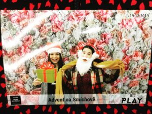 Kateřina Marie Fialová Instagram - 🎅🏻Ho_Ho-Hooo Merry Christmas🎅🏻 @oc_novysmichov ARMÁDA SPÁSY 
Setkání v “práci” se “starými” známými ze střední! For ever @konzervatorbrno_memes ! 🎁🎁🎁 @barbora_krcmova ❤️. Tesilalala.. Zpivalala.. 🎤. #ocnovysmichov #prague #dreamjob #singer #oldfriends