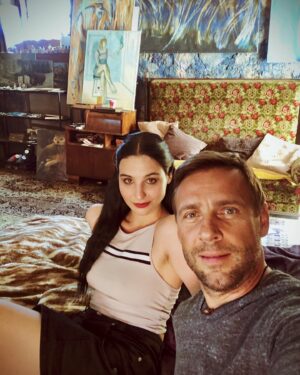 Kateřina Marie Fialová Instagram - Pro mne Klíčový MUŽ v novém seriálu #tvprima @hvezdy.nad.hlavou.fp 🧡@roman.vojtek🧡  obrovské štěstí na kolegu, se kterým se budu zapletat.. a kdo ví, jak to dopadne 🙈. Ale už teď je to krásná práce! Radostná práce! Spoustu smíchu. Díky Ti a jen tak dál! 🤟🏻👍🏻💪🏻. #skvělýkolega #srandamusibyt #novyserial #hvězdynadhlavou #primaftv🎥