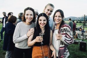 Kateřina Marie Fialová Instagram - Táááák a už je to to oficiálně venku! 🧚🏻‍♂️🧚🏻‍♂️🧚🏻‍♂️🧚🏻‍♂️🧚🏻‍♂️🧚🏻‍♂️🧚🏻‍♂️🧚🏻‍♂️🧚🏻‍♂️🧚🏻‍♂️🧚🏻‍♂️. Nový seriál na @tvprima  HVĚZDY NAD HLAVOU 🌟🌟🌟. Tým, prostředí, herci 🌟🌟🌟🌟🌟. Těšte se! Bude a už to je krása!  @terakost @veronikakhek @ameliepokornaa @romanzach2019 #tvprima #hvezdynadhlavou #novyserial #venkovskystyl