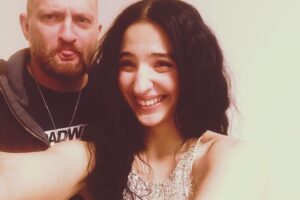 Kateřina Marie Fialová Instagram - 🎥Včera živáááák na @novasport.tv 🎤GALAVEČER ČESKÝ MOTOSPORT 🏍nervy, adrenalin, zima, podpora od manažera BYLA, ale.. dali jsme to! Dekuju @sinclairgauntproductions a @vaclavtobrman za spolupráci a za večer! 🏎🏎🏎 more photos coming.. and maybe even a video 🙋🏻‍♀️.. #galavečer #motorsport #singer🎤 #band #vaclavtobrman #support #goodfeeling #yeahbaby