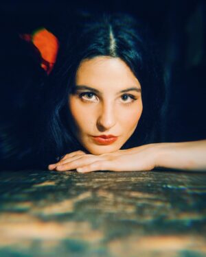 Kateřina Marie Fialová Instagram - Tři projekty najednou a jeden z nich: 
CIKÁNI JDOU DO NEBE💃🏻 v @divadlobezzabradli 💃🏻. RADA💃🏻
Photo: @teresawasabi 
Make-up: @mouchovajitka 
Premiéra: 11.7./12.7.
Skvělá energie, hudba, kolegové ⭐️ @peterpecha ZOBAR 
@filip.kankovsky BUČA
@felicita_victoria RADA/JULIŠKA
@elis_ochmanova JULIŠKA
@andreaholaofficial MÁRIA
A další a další fenomenální herci!
Těšte se!