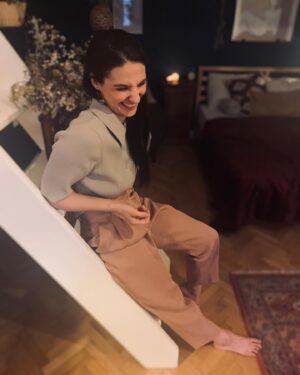 Kateřina Marie Fialová Instagram - Dnes skvělá akce •30  OTÁZEK PRO VIP• @primaftv  a @primacooltv , se skvělým týmem v čele s @cisarstvi_kisy_cisarove . 
Můj tým tvořila Faidra 🐺 a @krystof.krhovjak v našem obdivovaném bytu. 
Velký dík @terezakrippnerova , že máme kde bydlet! 🕊
Pokud i ty chceš vidět jak stylově bydlíme, sleduj už brzy na @stream_cz nebo na PAUZA.IPRIMA.cz 🌈. 
A protože jsem se vám chtěla líbit, sáhla jsem do svého šatníku pro pár kousků z @hm - Top z žebrovaneho úpletu a starorůžové kalhoty z konceptu EveryDay!❤️
Děkuji za pozornost a nezapomeňte dnes ve 20:15 sledovat @hvezdynadhlavou_  na @primaftv !!
Přepínám! 📺