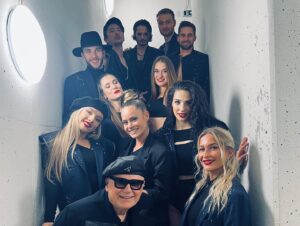 Kateřina Marie Fialová Instagram - Tak jo! 12.11. 2022 20.45 @tvnovaofficial @ceskyslavik2022 🎁 @forum_karlin  tleskal, standing ovation , protože energie a radost naplno prostupovala sálem . 
Pan Jiří Korn je osobnost a my děkujeme, že je naše hvězda a že nás potkalo takové štěstí jako je ON!  Další štěstí @anetantosova , že si mě do toho navrtala. Děkuju Ti! -
Řekla nám: “Teď vám stage patří, užívejte a rozbijte to tam.. “. velmi skromně můžu říct, ze jsme to zabili. .. skončili jsme a my jsme si uvědomili, že chceme ještě jednou a klidně ještě a ještě.. stala se neskutečná párty v čele s již zmiňovaným Pane Kornem🎉 @dee.vivid , @icybuchta , @mikaela_gyalsunity , @sonyamilova , @eugennam , @smica2xs , @matyasadamec , @fananbanan , Alex Sadirov -  dance masters!  Kostýmy TOP! Postarání se o nás taky TOP! … no nic. Jdu si lehnout a se super pocitem a energií zítra dvojáček 1. Okno mé lásky @divadlo_broadway  2. ROBERTO ZUCCO @abckomedierokoko  komedie  Krásný večer a umění zdar!  Jo a totální gratulace @luciebila 🤍🤍. Její vítězství mi též pomohlo k radosti na jevišti! 💋💋💋