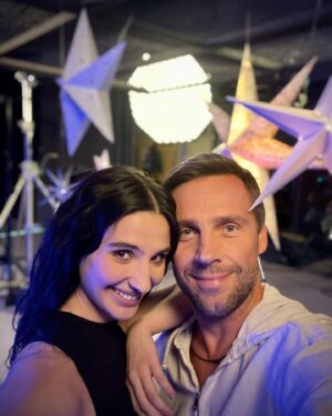 Kateřina Marie Fialová Instagram - Dnes natáčení “storyboard” @primaftv pro seriál Hvězdy nad hlavou s skvělým @roman.vojtek díky němuž vznikl boomerang pro @hm v šatičkách, které jsem dostala!! Dekuju!! A ve kterých jsem fotila pro rozhovor @hankapokorna.hap , které se šaty sice nelíbily, ale mě se zalíbil rozhovor s ní 🤍 takže dneska opravdu parádička! @hm Miluju! , Hvězdy Miluju! , Romana neboli Jirku Boučka v seriálu Miluju a dnes jsem poznala supr Čupr Babu! Nazdar! ⭐️🌟⭐️ #prima #hm #hvezdynadhlavou #plodnýdendnes