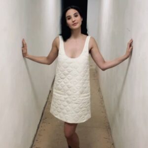 Kateřina Marie Fialová Instagram - Dnes natáčení “storyboard” @primaftv pro seriál Hvězdy nad hlavou s skvělým @roman.vojtek díky němuž vznikl boomerang pro @hm v šatičkách, které jsem dostala!! Dekuju!! A ve kterých jsem fotila pro rozhovor @hankapokorna.hap , které se šaty sice nelíbily, ale mě se zalíbil rozhovor s ní 🤍 takže dneska opravdu parádička! @hm Miluju! , Hvězdy Miluju! , Romana neboli Jirku Boučka v seriálu Miluju a dnes jsem poznala supr Čupr Babu! Nazdar! ⭐️🌟⭐️ #prima #hm #hvezdynadhlavou #plodnýdendnes