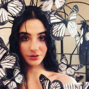 Kateřina Marie Fialová Instagram - Nějakou chvilku jsem nic moc nechtěla přidávat, protože se pořád  nemůžu vzapamatovat, co se všechno kolem nás děje... ALE!!! 
Nevíme kdy a doufáme v brzké uvedení Petra Pana v @abckomedierokoko.🧚🏻‍♂️🧚🏻‍♀️ režie: @drabek_david  Petr Pan: @krystof.krhovjak  Wendy: haha Já :)). Kapitán Hák: @filousch  A další skvělí lidičky..!!! 
Ochutnávka vizualu @sylva_zimula 🦋🦋foto: Patrik Borecký 
Hudba: Dárek Král  Texty písní: @xindlxofficial 
Pojďme si všichni vzpomenout na šťastnou myšlenku a (možná) se stane zázrak? 🦄🦋🧚🏻‍♀️ Krásný státní den! 🧡💛💚💙