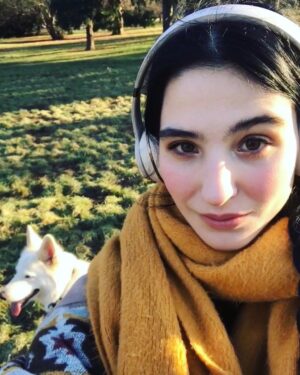 Kateřina Marie Fialová Instagram - 🐺 není pochyb, ze miluju zvířata a svoji nejlepší kamarádku obzvlášť!  Dekuju, ze mi zpříjemňuješ každý den🖤🤍🖤. 2.páníček @liborix.lm na zájezdě a krásná volná neděle je naše. 🤍 zítra zase zkoušení.. čeho? ZTRACENÝ RÁJ by DODO GOMBÁR @mdb.cz 
Tesilalala! 💋🙋🏻‍♀️ #enjoyyoursunday #myfemaledog #beautifulday #besutifulmoments💫 #tommorowworkagain #theatreworks #paradiselost #mdb