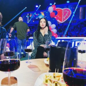 Kateřina Marie Fialová Instagram - Tak dobře teda..! cca za 10 minut jdu ven se psem a vynést obrovskou krabici s IKEA bordelem ke kontejneru a nebudu se dobrou hodinu a půl vracet domu. A proč? ... no protože si  moje skvělá rodina bude utahovat z blbosti a trapnosti v báječném pořadu na @primaftv  @mame_radi_cesko 🙋🏻‍♀️🙈😂.
Nic nepíšu, nic neříkám, nic nevysvětluju.. jen se předem omlouvám a hlavně .. BAVTE SE, protože i když jsem tam studem a uvařením mozečku vypotila hooodne vody, tak jsem se hoooodne nasmála s úžasnou partou!  Užijte si večer a MÁME RÁDI ČESKO! 🍀🙋🏻‍♀️🇨🇿. P.S. @aleshama73 ví úplně/naprosto/ bezesporu všechno/všechny na světě. 
@primaftv @mame_radi_cesko