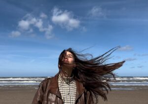 Kateřina Marie Tichá Instagram - jenom oceán mi tohle dělá, oceán a moře.

všechno ostatní se vždycky na chvilku zastaví a stane se banálním - ne v tom nutně negativním smyslu slova - prostě to jen ztratí na svý důležitosti, na svým lesku a na svý bídě. možná je celej svět dokonce najednou trochu legrační.

jenom zůstat v tom hlučným tichu vln, nevědět nic a přesto bejt úplně plnej, tak plnej, až trochu přetékáš přes okraj. to jediný na chvíli zůstane opravdový. a já se sem pro nic jinýho, než pro tenhle pocit vlastně nevracim 

a ono mi ho to vždycky dá, dá mi to všechno, pro co jsem si přišla, přesně na tak dlouho, jak potřebuju, ani o vteřinu míň nebo víc.

a pak se zase spustěj sirény a smích, vřava a obavy a malicherný a krásný radosti a celej ten kolotoč, do kterýho se i já, na chvíli pozměněná a plná ty laskavý prázdnoty, zase vrátim.
