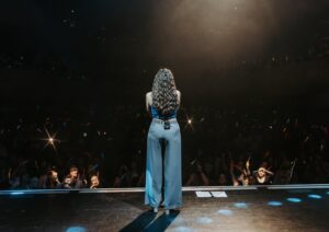 Kateřina Marie Tichá Instagram - po těch jedenácti letech na pódiích mám občas pocit, že už jsem zažila skoro všechno, ale při takovejch chvílích jako teď v Brně ve vyprodaným @sonomusicclub mi pokaždý dojde, jak pošetilej pocit to je 😌 

ještě nás čeká dneska Plzeň, příští týden Humpolec a Vratislavice a pak Pardubice ♥️

děkujem, že jste s náma, je to pro nás obrovský a krásný..!
@barcachle 📷