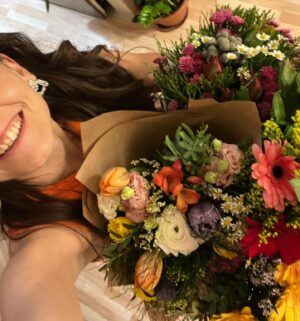 Kateřina Marie Tichá Instagram - ano, tenhle příspěvek je jenom o kytkách, protože nevim, jak budou vypadat, až se zase za dva dny vrátim domu, a protože jsem ještě nikdy předtim neměla doma květinářství, a protože mít doma květinářství je splněnej sen, o kterym jsem doposud nevěděla, že ho mám 
🥹