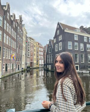 Kateřina Marie Tichá Instagram - pár dní v Amstru, rozhodně jsme neviděly ani všechno pěkný, ani všechno hrozný, ale slíbila jsem poreferovat ☀️ 😌

1) odpoledne aka uličky, domečky, tajný místa - nejlepší to vzít bez mapy a bez plánu a všude pěšky - na kole bych si v tom provozu teda moc netroufla, i když je to samozřejmě aktivita number one ve všech guidech 💁🏻‍♀️
2) Van Gogh, kvůli kterýmu jsme tam jely - krásná sbírka, je tam i můj nejoblíbenější obraz Wheatfield with crows. Muzeum jako takový se mi upřímně moc nelíbilo, bylo to na mě hodně tmavý a málo vzduchu 🖼️
3) kavárny, dortíčky a kafe - tam asi nemůžete moc šlápnout vedle, my chodily třeba do Back to Black nebo do Caffè il Momento ☕️ z restaurací/fast foodů bylo super Chun Café, The Lebanese Sajeria a slušná prasárna byla The Happy Pig Pancake Shop a Van Stapele Koekmakerij 🍪
4) interaktivní výstava Dutch Masters ve Fabrique des Lumières překvapila, čekala jsem, že to bude cirkus, ale fakt se nám tam líbilo 
5) a 6) skvělý bylo vystoupat si po schodech nahoru k NEMO Science Museum pro výhled a pak jen přejít o kousek vedle do fakt krásný mnohopatrový veřejný knihovny OBA Oosterdok, kde je i kavárna a restaurace s výhledem. 
7) a 8) Keukenhof - fakt krásný a působivý, ale jet tam jedině prvním ranním autobusem, kdy jsou zahrady prázdný. Kolem 10-11 to začalo být skoro neprůchodný a to pak trvalo i celý odpoledne, to už jsme to ale naštěstí viděly jen zvenku přes plot, protože 
9) a 10) jsme si konečně půjčily ta kola (přímo u zahrad) a jeli jsme dlouhej okruh až k moři. To bylo krásný 🌊 😌