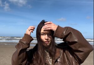 Kateřina Marie Tichá Instagram - jenom oceán mi tohle dělá, oceán a moře.

všechno ostatní se vždycky na chvilku zastaví a stane se banálním - ne v tom nutně negativním smyslu slova - prostě to jen ztratí na svý důležitosti, na svým lesku a na svý bídě. možná je celej svět dokonce najednou trochu legrační.

jenom zůstat v tom hlučným tichu vln, nevědět nic a přesto bejt úplně plnej, tak plnej, až trochu přetékáš přes okraj. to jediný na chvíli zůstane opravdový. a já se sem pro nic jinýho, než pro tenhle pocit vlastně nevracim 

a ono mi ho to vždycky dá, dá mi to všechno, pro co jsem si přišla, přesně na tak dlouho, jak potřebuju, ani o vteřinu míň nebo víc.

a pak se zase spustěj sirény a smích, vřava a obavy a malicherný a krásný radosti a celej ten kolotoč, do kterýho se i já, na chvíli pozměněná a plná ty laskavý prázdnoty, zase vrátim.