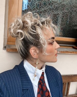 Kateřina Mlejnková Instagram - Děkuju za pozvání @sephoraczechrepublic 🥰 🤍🖤
.
.
.
.
.
.
.
.
#viviennewestwood #earrings #makeup #sephora #koki9 #blonde #updo #hairstyles #makeupartist #natashadenona #byoma #event #vip #style #ootd