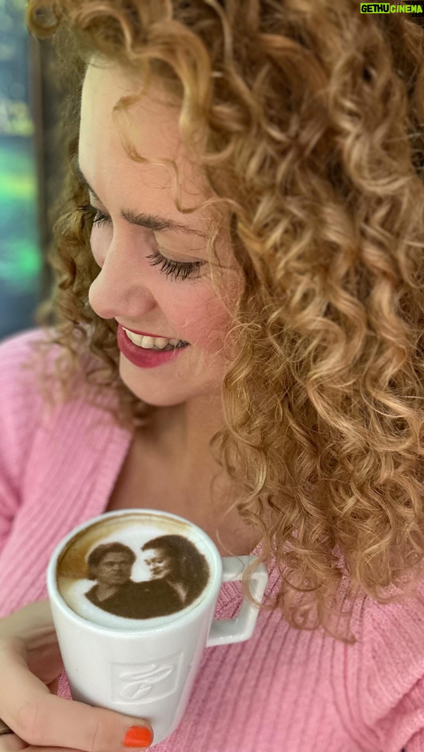 Kateřina Sedláková - 1.5K Likes - “Řekni to cappuccinem” 💕: Využij speciální kávovou tiskárnu, vytiskni vzkaz na mléčnou pěnu a překvap toho, koho máš rád. Udělej radost nejen sobě, ale i svým blízkým, a to na vybraných obchodech Tchibo v Česku i na Slovensku.
@tchibo_cz #tchibocz #reknitocappuccinem #coffeeprinter #vyznejlasku #tchibokava #cappuccino #kava #latte #valentyn