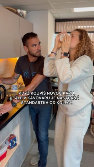 Kateřina Sedláková Instagram - Ještě pět ☕️šálků a dostane se na @herecprazikavu 
Moc za ni s @kata.pechova děkujem😆