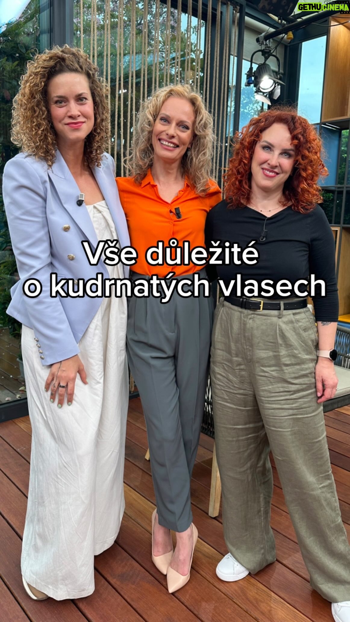 Kateřina Sedláková - 1K Likes - Jaké jsou nejčastější 3 chyby, co se týče péče o kudrnaté vlasy? A proč Káťa Pechová tleská svým vlasům? 👀👩🏻🦱
#snidane #kudrlinky