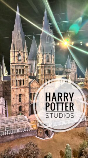 Kateřina Sedláková Instagram - Malé nahlédnutí do studií Harryho Pottera 😍
•
Pro mě splněný sen a neskutečný zážitek 🙏
•
#harrypotter #harrypotterstudios #uk #warnerbros #studios #worldofharrypotter #loveharrypotter #hpfun #bradavice #ron #hermiona #harry