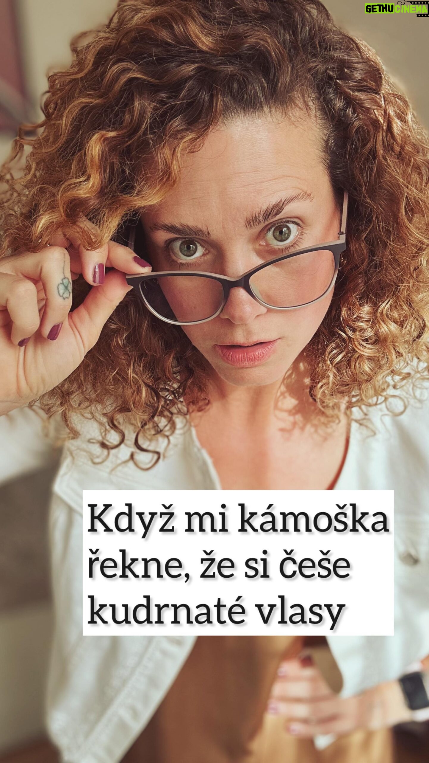Kateřina Sedláková - 3.2K Likes - Když mi kámoška řekne, že si za sucha češe kudrnaté vlasy 😂😂😂🙏
•
Kudrnatou policii na ni! 😅💪
•
#cgm #kudrny #kudrnaci #sranda #curlyhair #curlymyself #curly #curls #fun #curlygirls