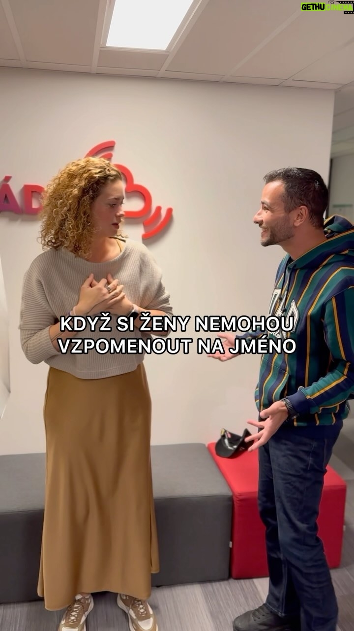 Kateřina Sedláková - 34.6K Likes - Jak zjišťujete něčí jméno, když je vám trapný přiznat, že ho nevíte?😆 nebo v ideálním případě si nepamatujete ani tu osobu😅 @davitjost opět zabiják🫵