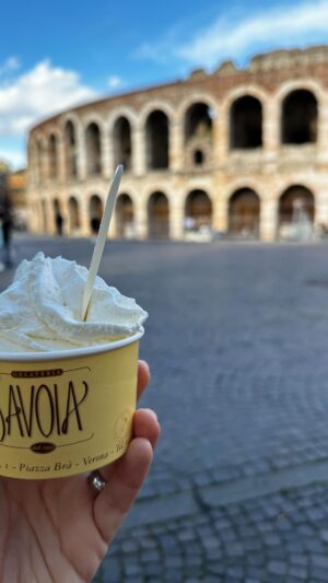 Kateřina Sedláková Instagram - Fakt jsem tady ♥️
•
#verona #italy #selftrip #solo #traveler