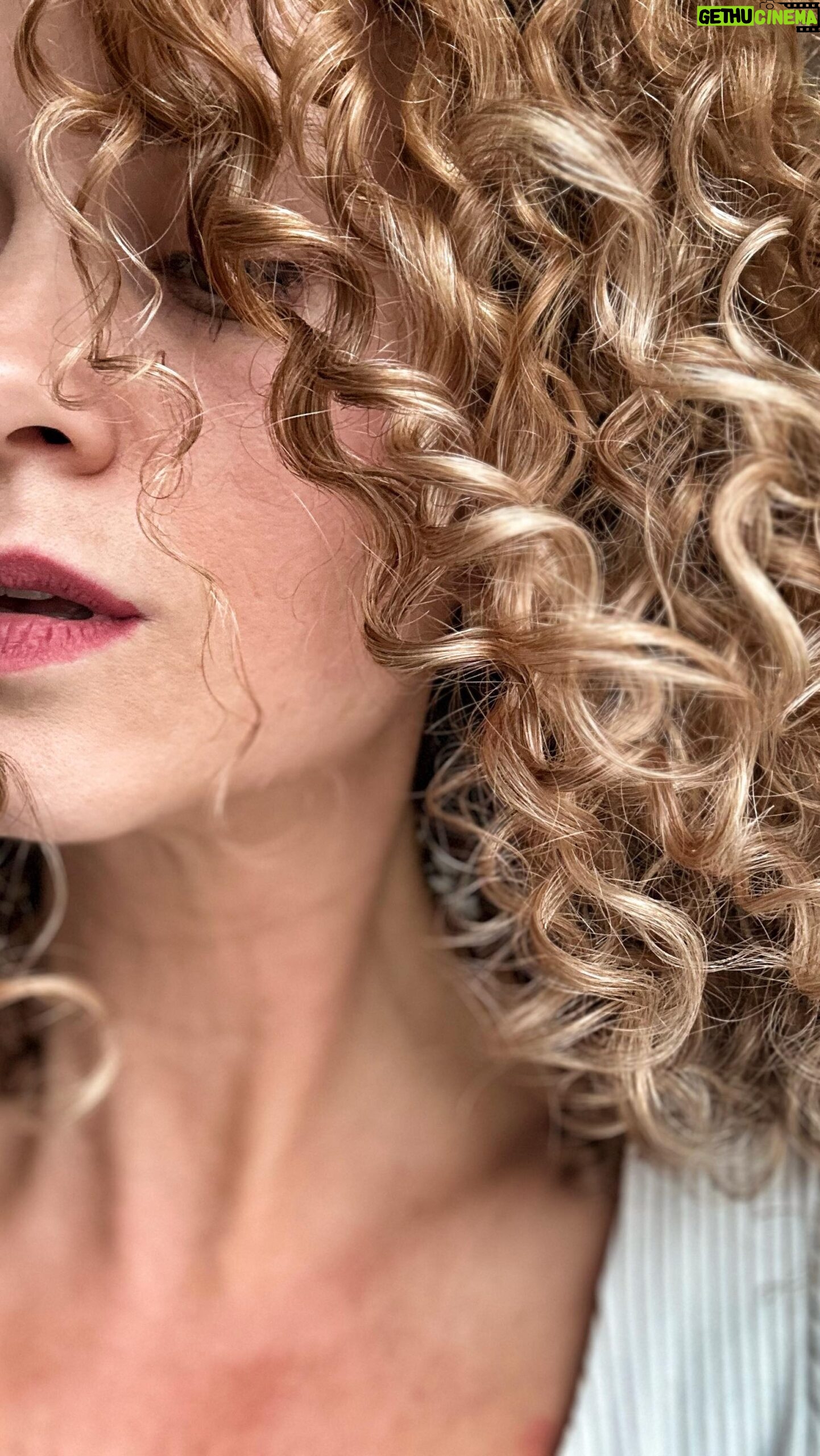 Kateřina Sedláková - 1.1K Likes - Moje milované produkty Zenz z ještě milejšího eshopu @curlymyself kde najdete absolutně vše pro vaše kudrny.
•
Navíc chci upozornit na českou značku @curlyhairbyokenka v milovaném Brnéčku
•
#kudrliny #kudrny #kudrnac #kudrnataholka #curlymyself #curly #curlyhair #peceovlasy #vlasy #haircare #tips