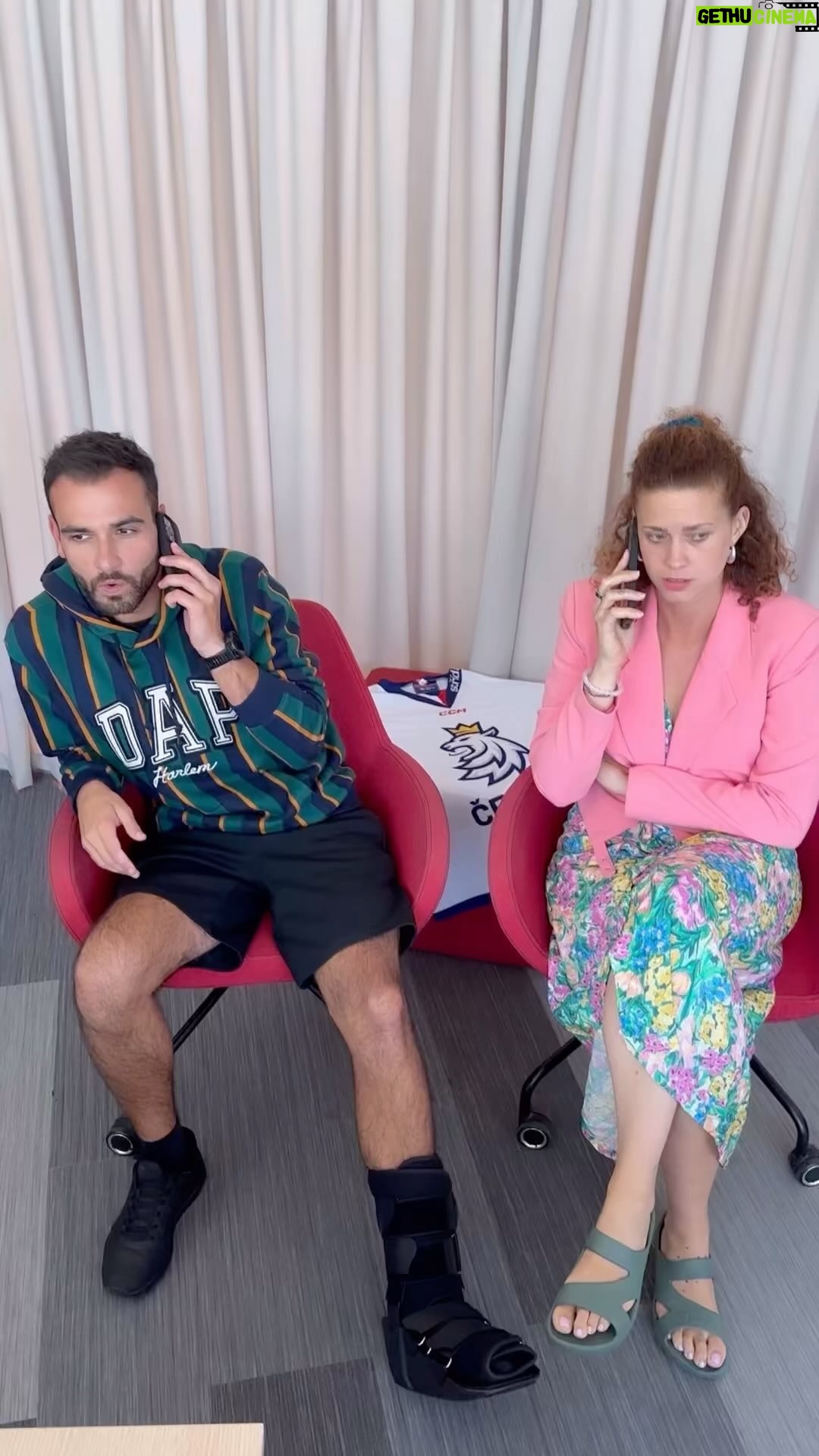 Kateřina Sedláková - 1.1K Likes - Kolik HALÓ je hodně haló? 😂🙏
•
Kdybyste měl dneska náhodou někdo blbej den - tak snad vás poveselí, že nejsem schopná sehrát ani scénku kde mám říct pouze Haló? 😂🙏
•
#halo #friends