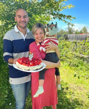 Katharina Schulze Instagram - 3️⃣ Jahre schon mit unserem Allerbesten. 3️⃣ Jahre als Eltern. 3️⃣ Jahre ganz normaler Wahnsinn … and more to come ❤️

#geburtstag #happybirthday #familytime #happyus #timeflies #goshortyitsyourbirthday #erdbeerkuchen