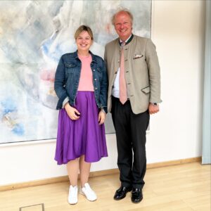 Katharina Schulze Instagram - Hipp, Hipp, Hurra 🥰

Die Babynahrung von @hipp kennt ihr doch sicher alle: Wir können sehr stolz darauf sein, ein so traditionsreiches Familienunternehmen in Bayern zu haben, das gleichzeitig zahlreiche Auszeichnung beispielsweise im Bereich Nachhaltigkeit erhalten hat! Hipp bringt nachhaltiges Wirtschaften und unternehmerisches Handeln erfolgreich zusammen.

Mit Geschäftsführer Stefan Hipp habe ich über die Bedeutung ökologischer Landwirtschaft für gesunde Ernährung und den Schutz unseres Planeten gesprochen. Außerdem waren auch der Fachkräftemangel, der Bürokratieabbau und die Lieferketten ein Thema.

Vielen Dank für den spannenden Austausch und die Führung durch die Produktion!