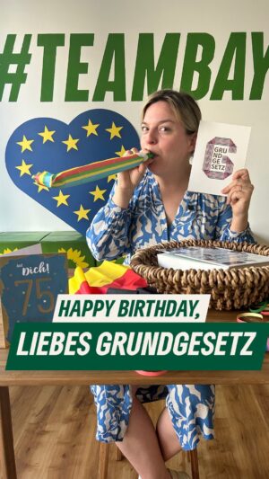 Katharina Schulze Instagram - Happy Birthday, liebes Grundgesetz! Unser Grundgesetz wird heute 75 Jahre alt. Es ist die Basis unseres Zusammenlebens, es steht für Frieden, Freiheit und Demokratie. Was bedeutet das Grundgesetz für dich? Schreib’s uns in die Kommentare.

#RechtsrutschStoppen #Grundgesetz #Demokratie #TeamBayern #MitDir