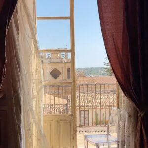 Katherine LaNasa Instagram - I SAY NO TO SKIPPING NOTO! ❤️🤍💚
This gorgeous baroque hillside town was such a treat!!
1-4 The stunning Pallazzo Castelluccio (4. Is a name tag from the stables!)
5-7 Fabulous meal at W Villadorata at The Country house with fam
8-9 At Nicolaci Palace literally walked into this amazing kid practicing piano, .....he continues!! 
10. A post wedding photo shoot we walked into 🤍

@palazzocastelluccio @wvilladorata #palazzocastelluccio #palazzonicolaci #noto #sicily #amusebouche #seabychealsea #gucci #pearlnecklace #wvilladorata