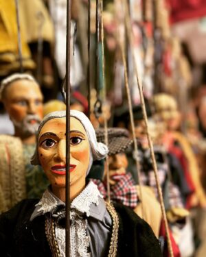 Katherine LaNasa Instagram - SEGESTA, PALERMO, MONREALE PHOTO DUMP❤️🤍💚
1&2 : I Segesta you go to #Segesta
3: the lovely @lhotellerie_easy_suites 
4&5: Did you know Sicilian Puppetry was declared an @unesco Intangible Cultural Heritage of Mankind? It's also beautiful and quite funny! #TeatroDeiPupiFamilaArgento
6: Ape Taxi Palermo 
7: Palermo Mural
7&9&10: Arab Cloisters of the Monreale Cathedral

#Segesta #Palermo #monreale #ElMoro #Cloisters #Sicily #sicilia #muralsofpalermo #teatrodeipupi