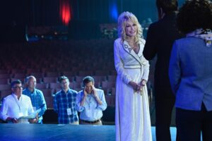 Kathryn Burns Instagram - Tune in to @nbc tonight at 8pm to see to me play the role I was born for…myself. (Ba Dum Tss) #dollypartonsmountainmagicchristmas 

Not shown in these pics is my insecure actor brain silently screaming “I can’t believe my scene partner is Dolly Parton, what were those last second line changes, where’s that mark, who even am I?!” Lucky for me I had 2 angels by my side, @angelparkerla is such a pro and calmly held my hand through it, and the QUEEN herself makes everyone feel at home with her grace, humility, and humor. What a gift. 

Thank you @joelazarov @rambopolitan for having faith in me and for being so wonderfully kind & collaborative 🦋

Set photography by @katboybna