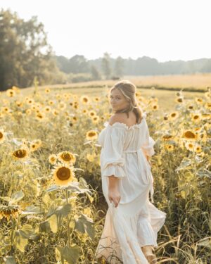 Katie Carpenter Instagram - Got the sneak peek today and couldn’t resist sharing! 💛 

Can’t stop staring at these images by @loveleighco.photos. They memorialize our love & this weird and wild phase in our lives. 

We’re just a few months away from meeting this little sunflower. How lucky we are. 🌻

#maternityshoot #maternityphotography #sunflower #30weekspregnant #bumpstyle #goldenhour #sunflowers🌻 #maternityshoot #momtobe #pregnancy
