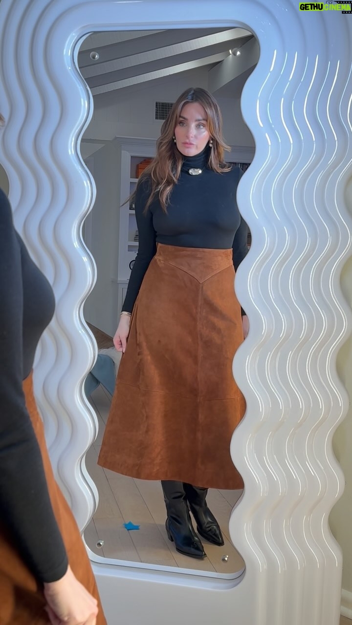 Katie Nehra - 3 Likes - Who else puts skirts on like this?
If you tend to get a bit ugh about going out at night, wear a black bodysuit during the day. Then you can throw on a skirt or pant for the evening.
- Elsa Peretti/Tiffany co 🫘 necklace @themillennialdecorator
-Skirt 👗@shopdoen
-Bodysuit👙@wolford