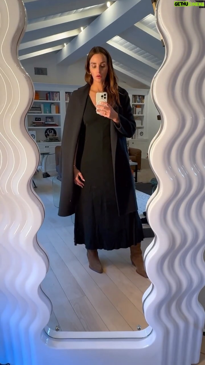 Katie Nehra - 3 Likes - When you want something comfy yet sexy for evening… @raquelallegra knit dresses are made from the yummiest re-purposed cotton and it feels like you’re in PJs.
Raquel pioneered the wearing torn tees “dressed up” trend.
I remember when I would visit her in her apartment and she was sewing each piece by hand!
🧵 🧵 🧵