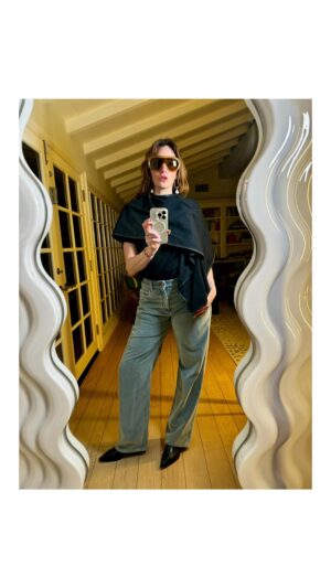 Katie Nehra Instagram - My January Mood. 

I love to mixing new with old. 
Currently it’s new @phoebephilo 🕶️ with vintage @thearchivedotcom earrings 🦢 & tee. 👕
