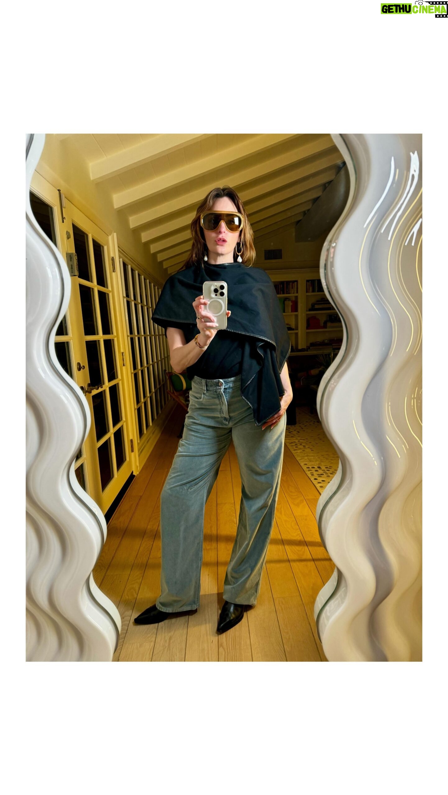 Katie Nehra - 3 Likes - My January Mood.
I love to mixing new with old.
Currently it’s new @phoebephilo 🕶️ with vintage @thearchivedotcom earrings 🦢 & tee. 👕