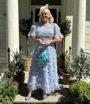 Katie Thistleton Instagram - Had the best time getting all dressed up for @royalascotofficial on Thursday! Obsessed with the boys in their top hats 😭 thank you @jordannorth1 for taking us ❤️
Dress: @needleandthreadlondon 
Shoes, bag and fascinator: @lkbennettlondon #gifted