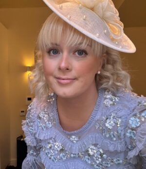 Katie Thistleton Instagram - Had the best time getting all dressed up for @royalascotofficial on Thursday! Obsessed with the boys in their top hats 😭 thank you @jordannorth1 for taking us ❤️
Dress: @needleandthreadlondon 
Shoes, bag and fascinator: @lkbennettlondon #gifted